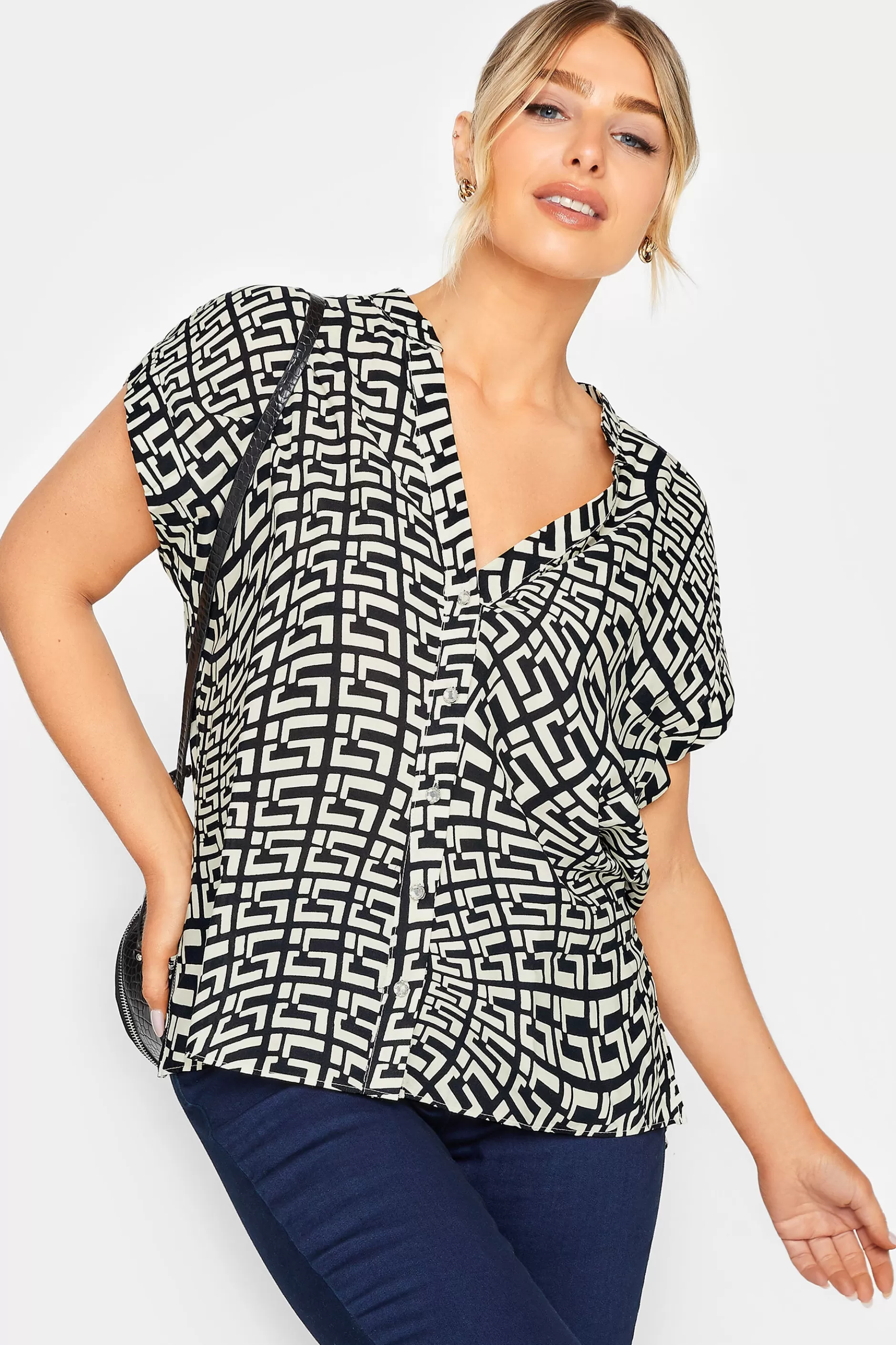 Women M&Co Short Sleeve Tops> Womens White Geometric Print Short Sleeve Shirt